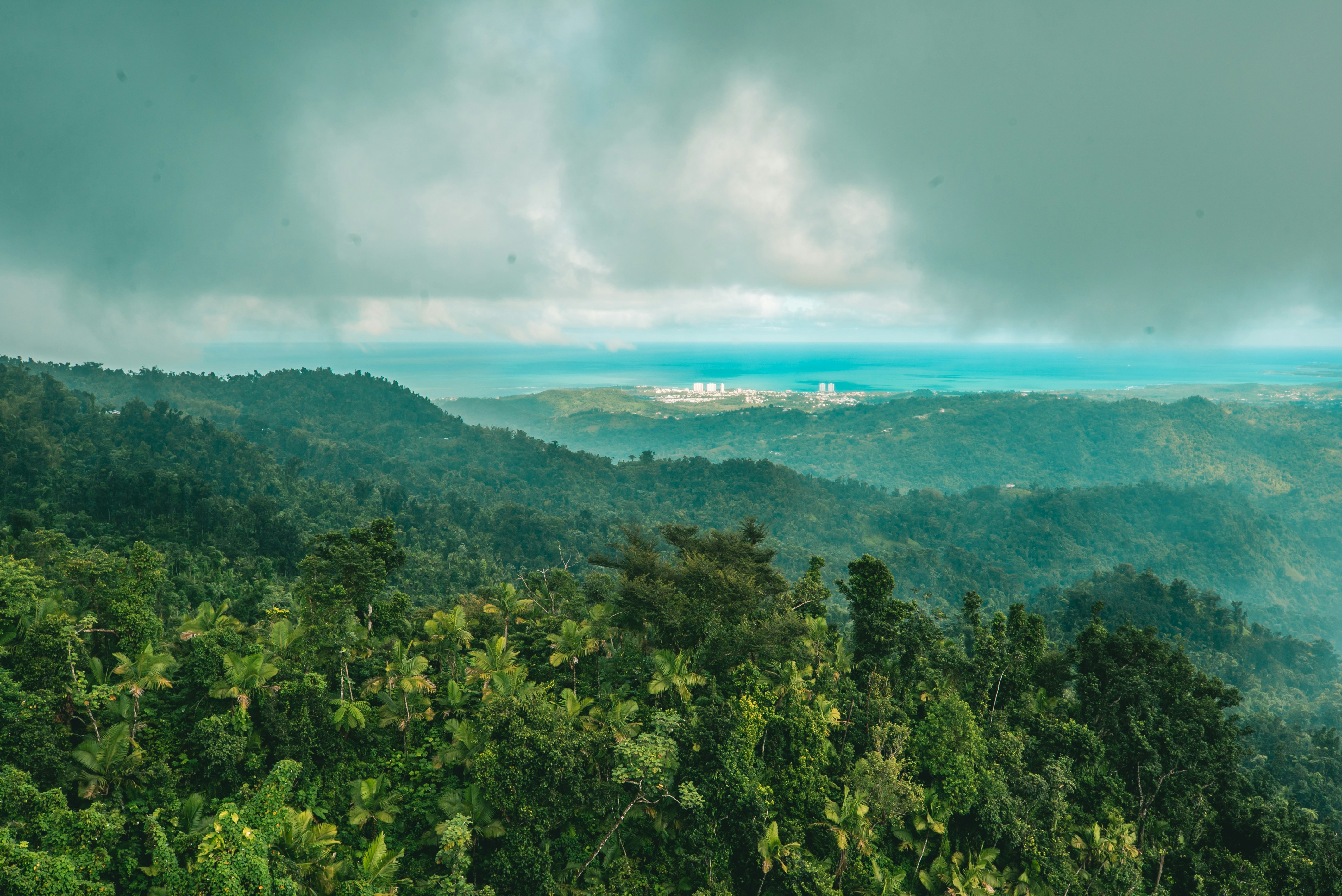 Vista aérea de montañas en Puerto Rico
